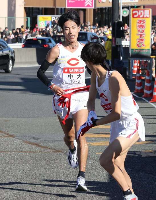 【第101回箱根駅伝】往路　戸塚中継所（2区→3区）　3区の走者にたすきを繋ぐ2区の中央大・溜池一太＝横浜市戸塚区（撮影・岡田亮二）