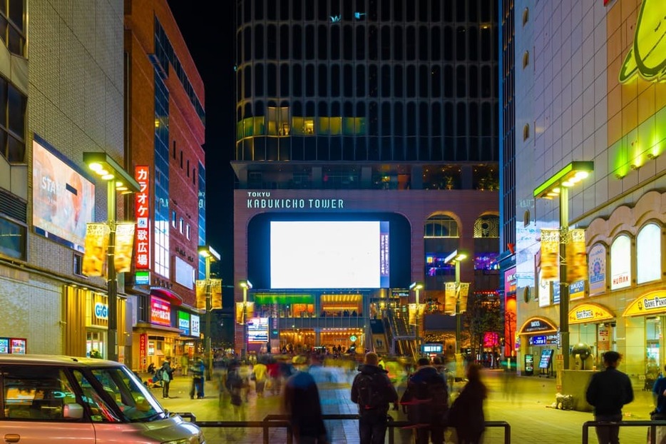 新宿にある「トー横」前の広場。若者がトラブルに巻き込まれるケースは後を絶たない