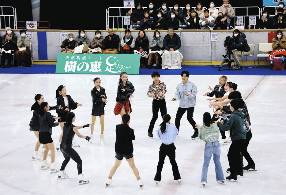 オープニングで盛り上げる選手たち