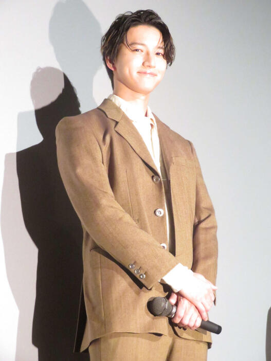 映画「僕のなかのブラウニー」初日舞台あいさつで笑みを浮かべる田口淳之介（撮影・村上幸将）