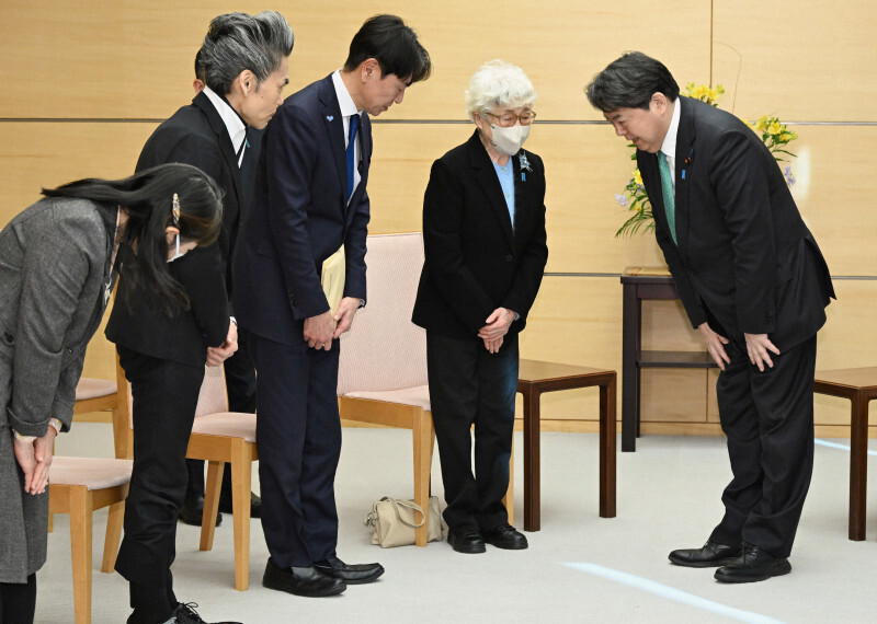 横田早紀江さん（右から2人目）や「横田めぐみさんとの再会を誓う同級生の会」の池田正樹代表（同3人目）らと面会する林芳正官房長官（右端）＝首相官邸で2025年1月10日午後2時29分、平田明浩撮影