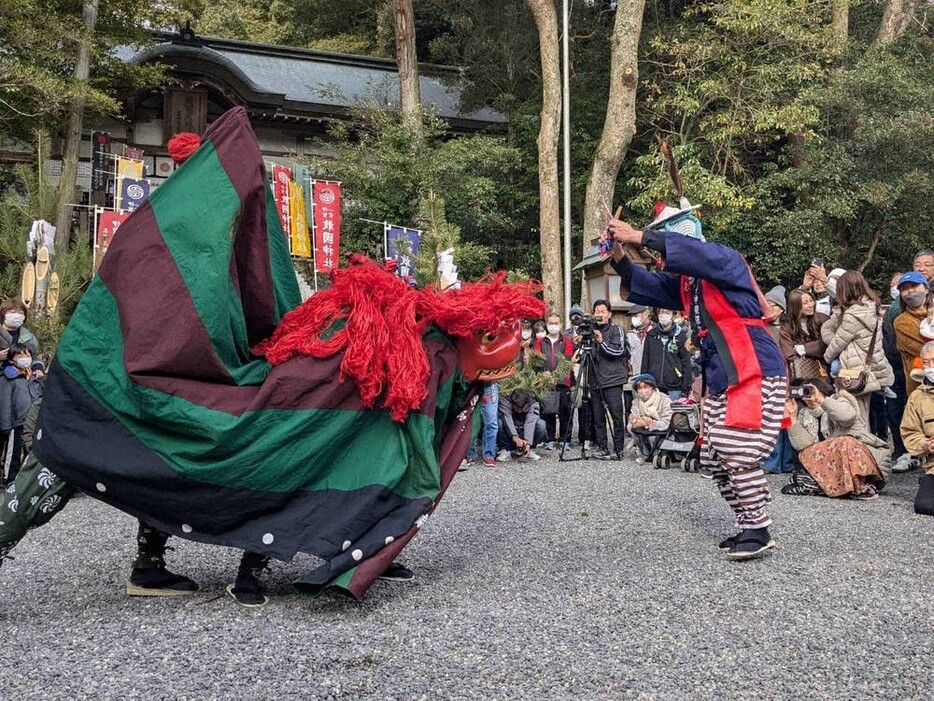 鼻高（天狗、右）と息の合った掛け合いを見せる獅子＝伊賀市の敢国神社で２０２５年１月３日午後０時４８分、久木田照子撮影