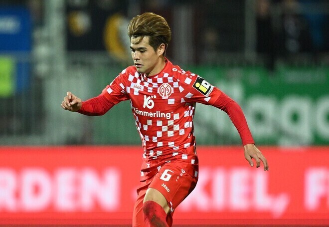 マインツで奮闘する佐野。(C)Getty Images