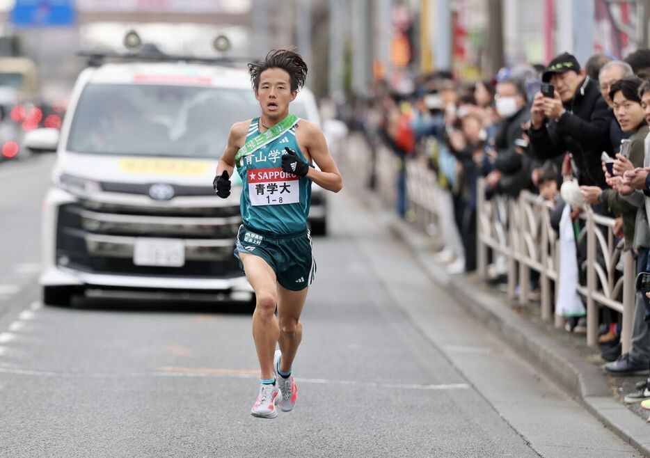 ８区、集まった観客の応援を受け力走する青学大・塩出翔太(カメラ・小林　泰斗)