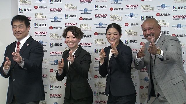 （左から）飯塚祐司監督、小池詩織選手、細山田茜選手、アレックス・ラミレス理事