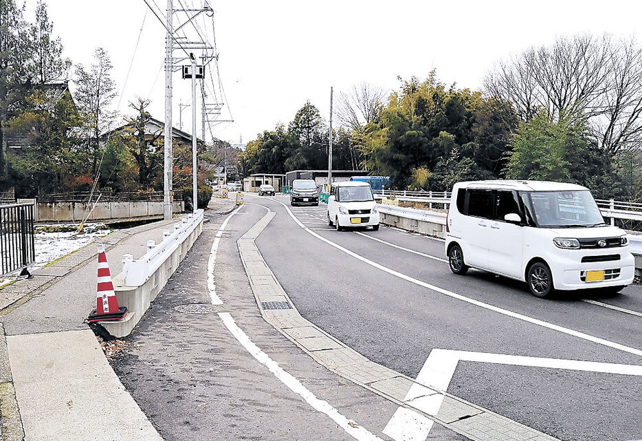 歩道が両側に整備される涌波１丁目―永安町交差点の市道＝金沢市内