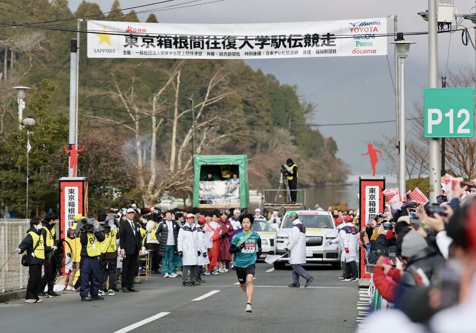 ６区、スタートを切った青学大・野村昭夢(カメラ・小林　泰斗)