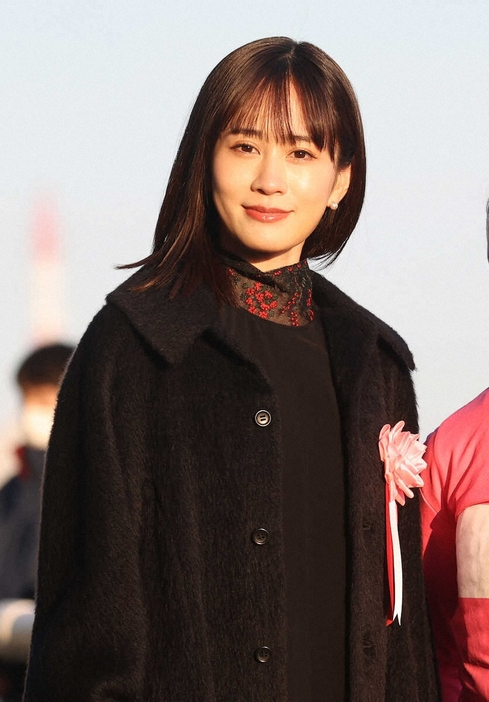 京都金杯のプレゼンターを務めた前田敦子（撮影・亀井　直樹）