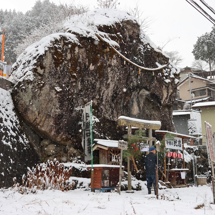 鳥居に正月飾りが取り付けられた蛇岩