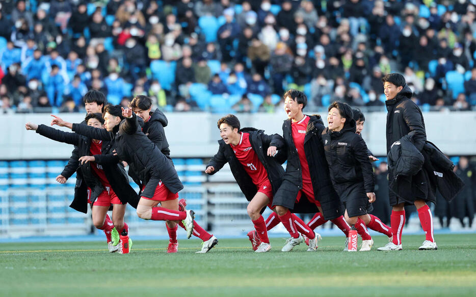 静岡学園対東福岡　PK戦で勝利し喜び駆け出す東福岡の選手たち（撮影・鈴木正人）