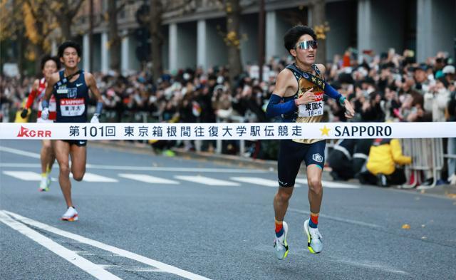 ゴールに駆け込む（右から）８位の東京国際大の大村良紀、９位の東洋大の薄根大河、１０位の帝京大の小林咲冴。10位の帝京大までがシード権を獲得した=吉田耕一郎撮影