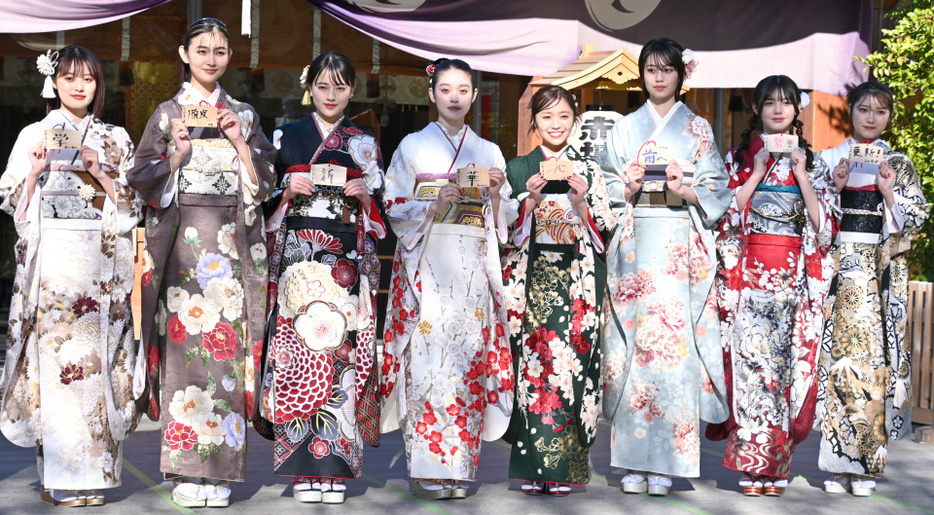 晴れ着姿を披露した（左から）福山絢水、花音、上坂樹里、高石あかり、大原優乃、平美乃里、松尾そのま、古田愛理（C）ORICON NewS inc.