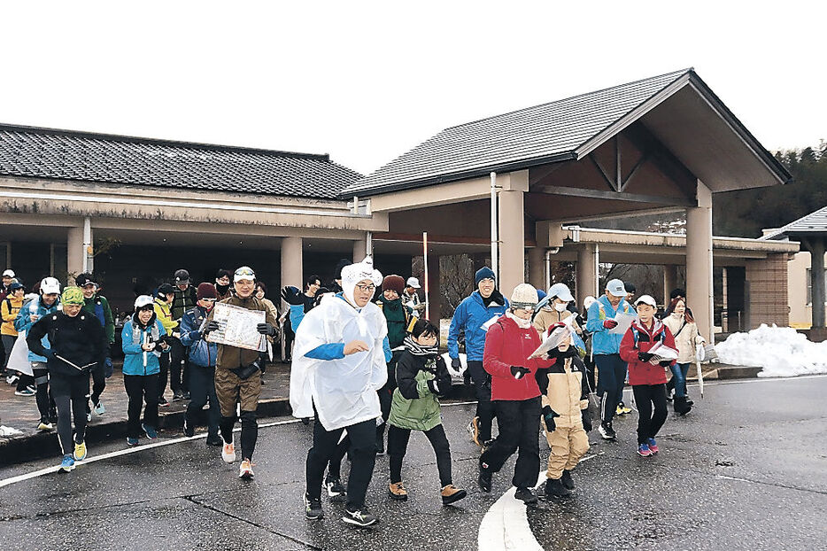 発着点の八尾ゆめの森ゆうゆう館をスタートする参加者＝富山市八尾町下笹原