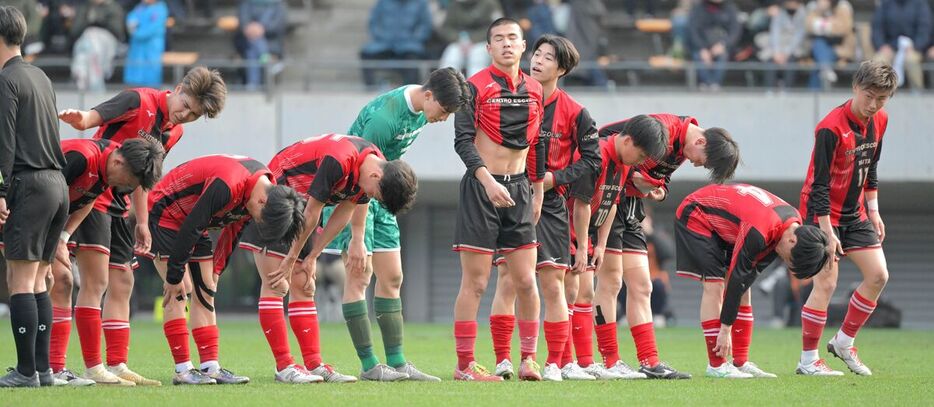 ３回戦で敗退した矢板中央イレブン（カメラ・今西　淳）