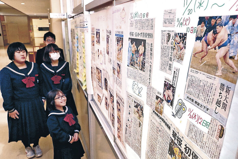 大の里の活躍をまとめた壁新聞＝金沢市大徳中