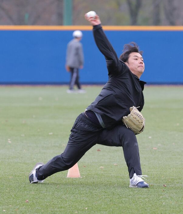 母校の創価大で自主トレを行った小川泰弘（カメラ・上村　尚平）