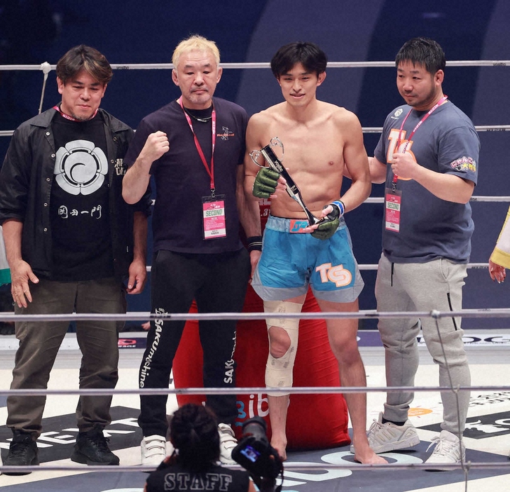 ＜RIZIN49＞第4試合　矢地祐介vs　桜庭大世　勝利を喜ぶ桜庭大世と父の桜庭和志（左から2人目）（撮影・篠原岳夫）