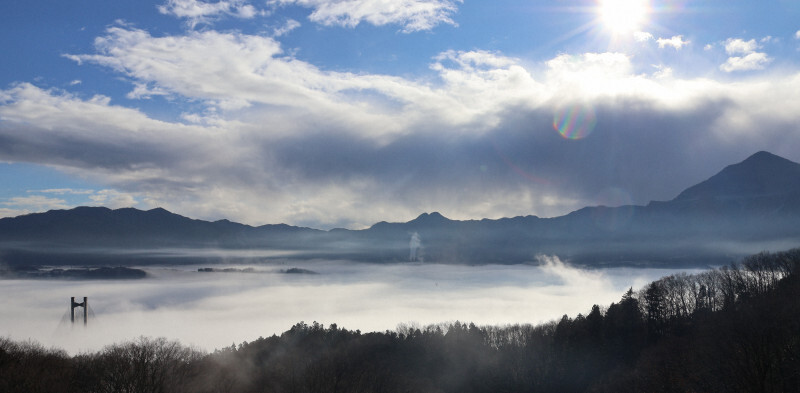 秩父盆地に広がった雲海（右が武甲山、左が秩父公園橋）＝埼玉県秩父市の秩父ミューズパークから2025年1月7日午前9時ごろ照山哲史撮影