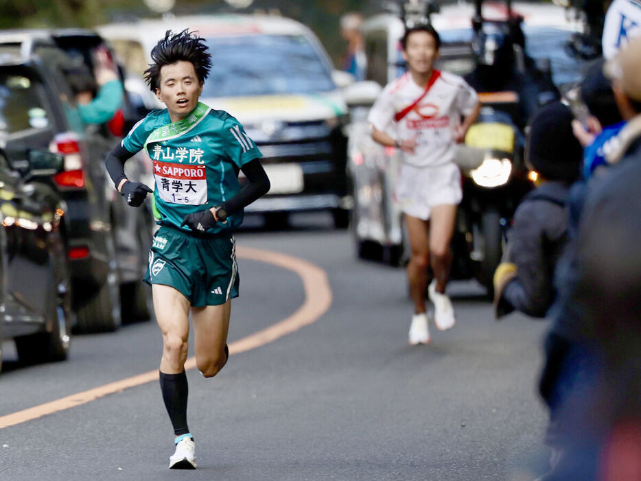 中大・園木大斗を抜く青学大・若林宏樹（カメラ・小林　泰斗）