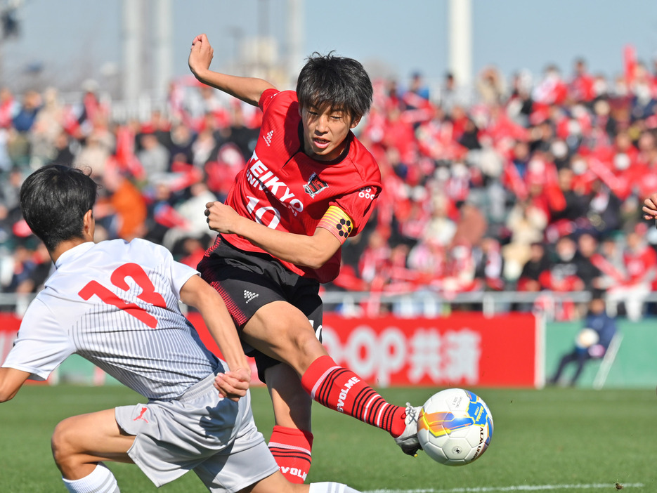 得点後も積極的なシュートを連発したFW加藤隆成(写真協力『高校サッカー年鑑』)(HIGH SCHOOL SOCCER YEARBOOK)