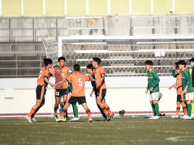 トルメンタを披露した高川学園。写真：鈴木颯太朗