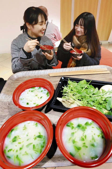 無病息災を願い七草がゆを食べる人たち（7日午前、大阪市北区の阪神百貨店で）＝大塚直樹撮影