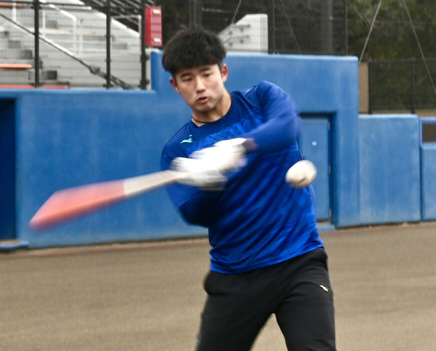 ドラフト１位で巨人に入団した石塚が３日、千葉県佐倉市の長嶋茂雄記念岩名球場で自主トレーニングを公開した。ランニングやキャッチボールの後、ゴロの捕球や打撃練習に励んだ。