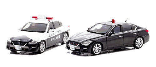 道警のパトカー（左）と要人警護車両のミニカー（ヒコセブン提供）