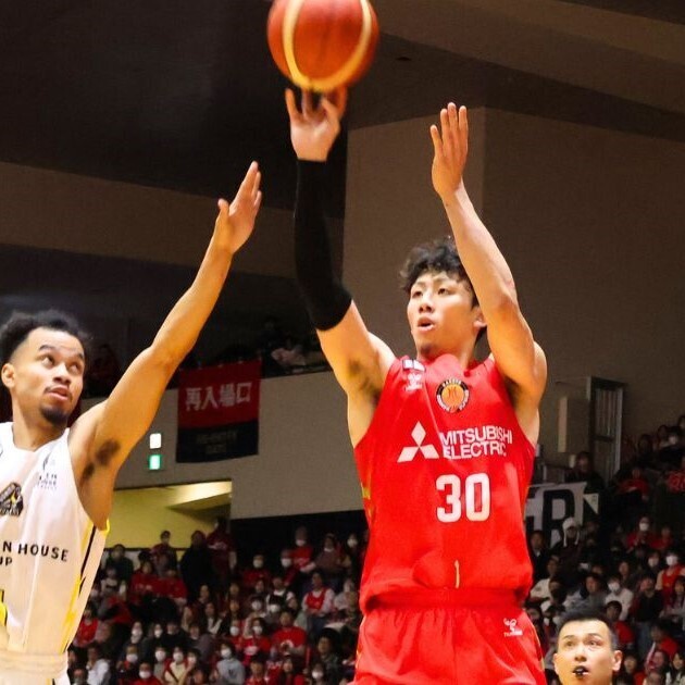 15得点を記録した名古屋ダイヤモンドドルフィンズの今村佳太（右）