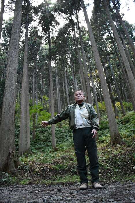 山形県鶴岡市の三瀬地区で森の整備に取り組む加藤周一さん（菊池昭光撮影）