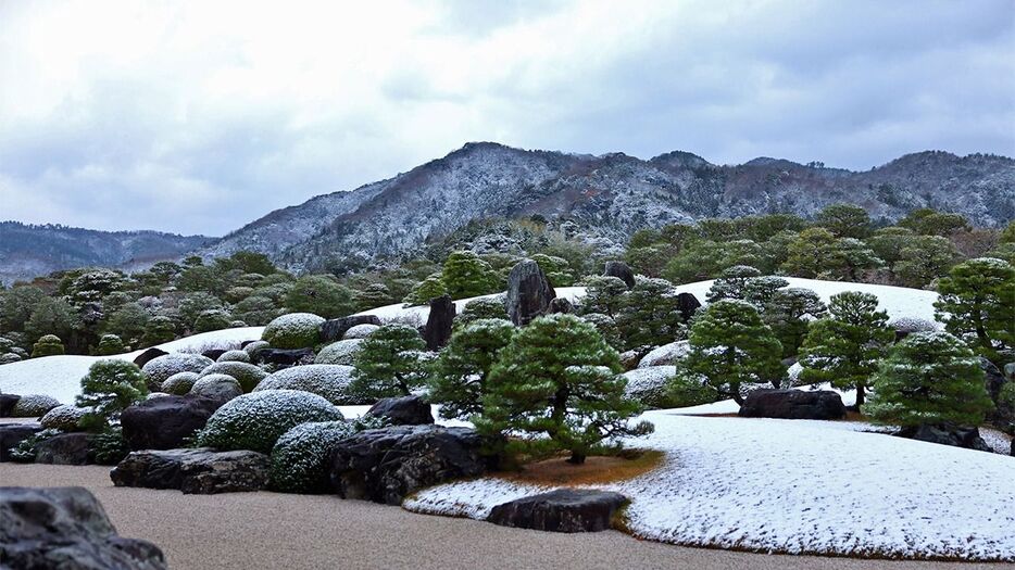 足立美術館の主庭「枯山水庭」の雪景色（足立美術館提供、画像の転載・コピー禁止）