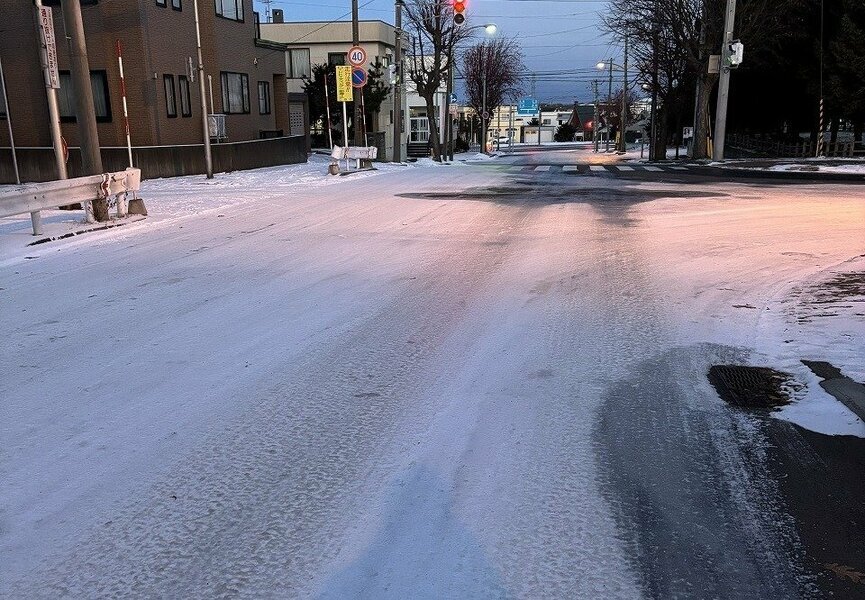 このような道路が凍った交差点では、早めの判断が安全運転には大切