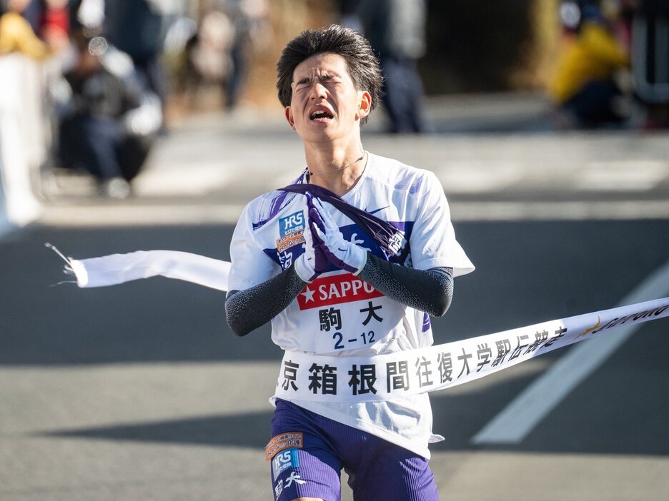 力を出しきれず謝るようなポーズで往路ゴールした駒澤大・山川拓馬（3年）。彼を襲っていたある「異変」とは photograph by Nanae Suzuki