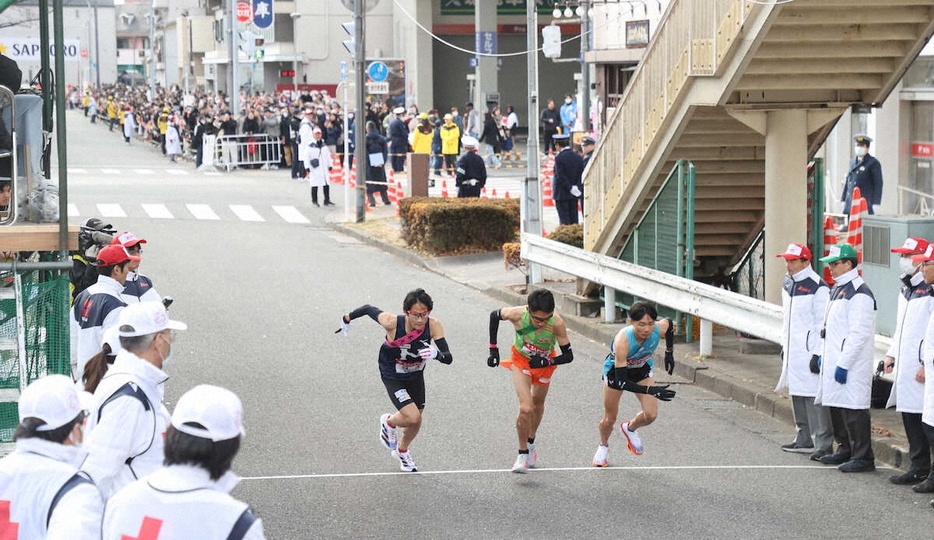 ＜箱根駅伝復路・鶴見中継所＞9区の仲間からのタスキをつなげず繰り上げスタートする日大・山口、大東大・庄司、山梨学院大・土器屋　（撮影・村上　大輔）　