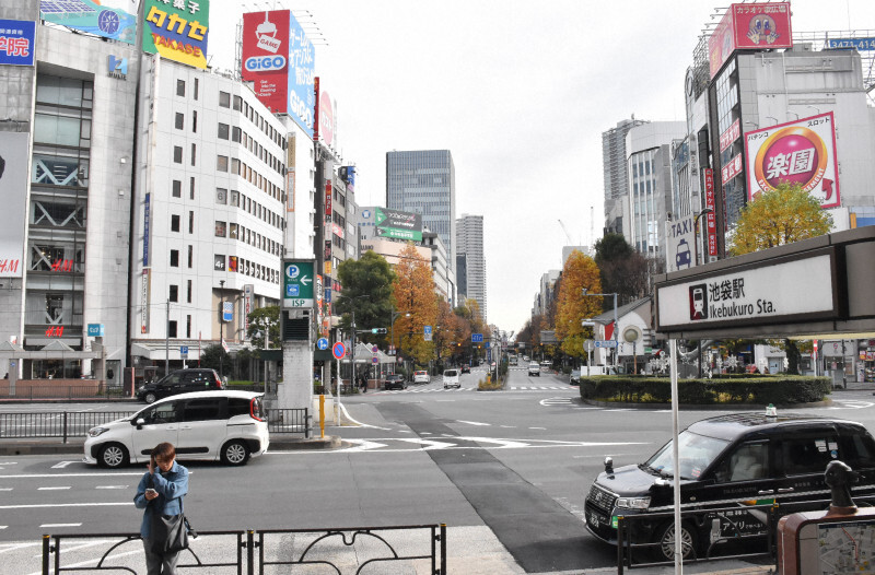 現在の池袋駅東口。奥に延びるグリーン大通りに行くには、片側3車線の明治通りを渡らなければならない＝豊島区で2024年12月13日午後0時11分、小林遥撮影