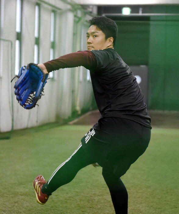 自主トレを公開した楽天則本（撮影・山田愛斗）