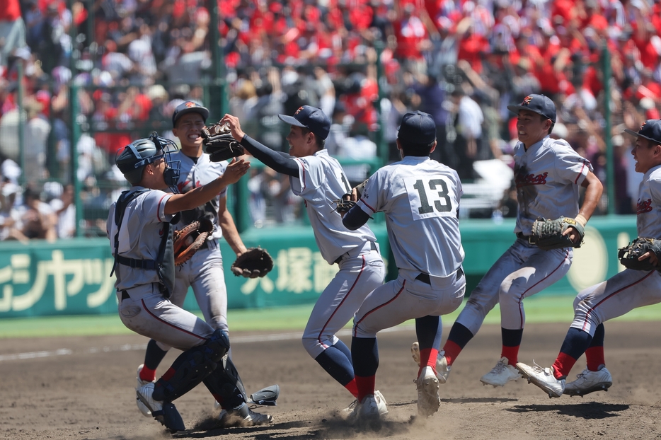 甲子園初優勝に喜ぶ京都国際ナイン