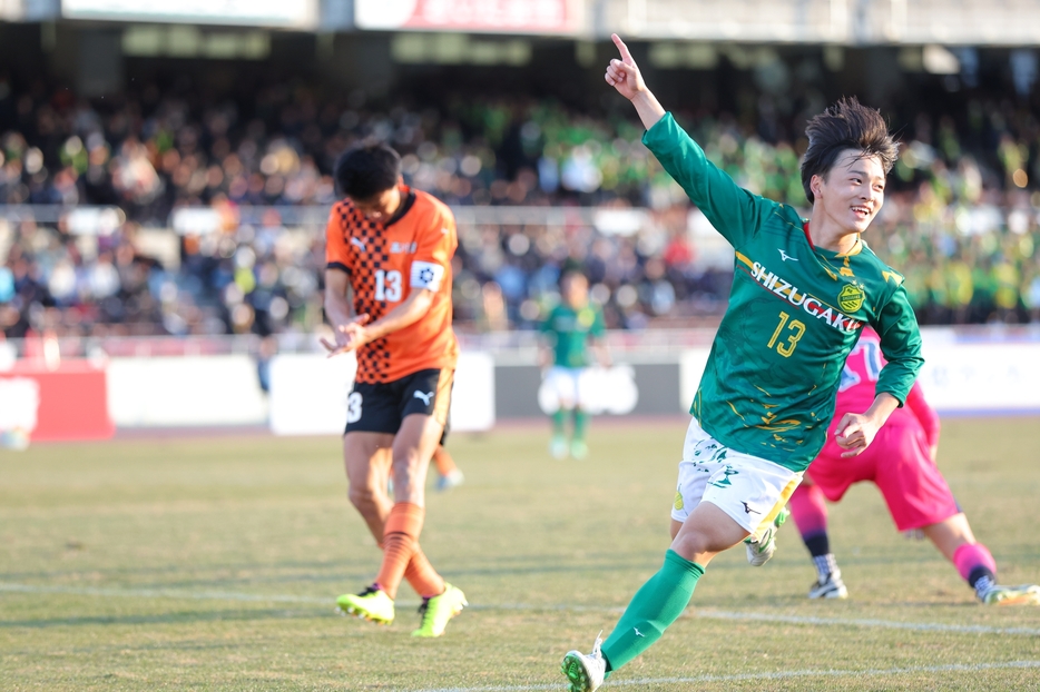 後半終了間際の80分、静岡学園は篠塚怜音が勝利を決める2点目（写真◎桜井ひとし）