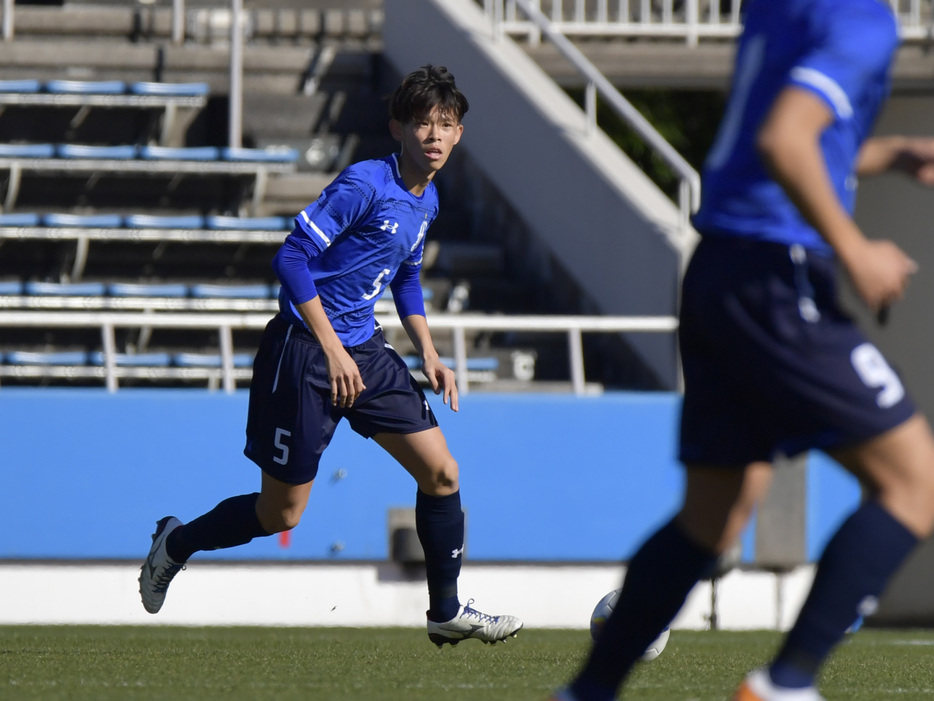 明秀日立高DF菅野一葵(3年)(写真協力『高校サッカー年鑑』)(HIGH SCHOOL SOCCER YEARBOOK)