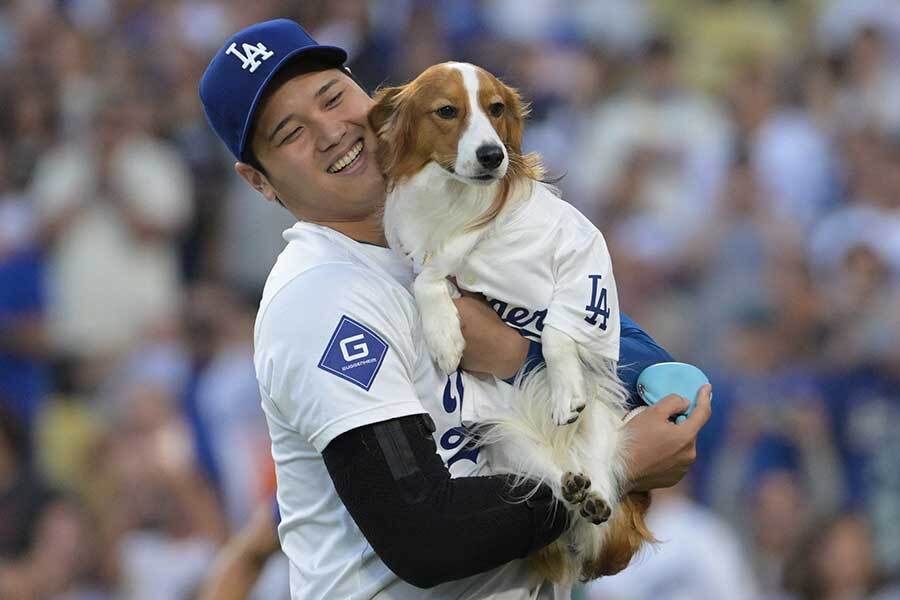 ドジャース・大谷翔平と愛犬のデコピン【写真：ロイター】