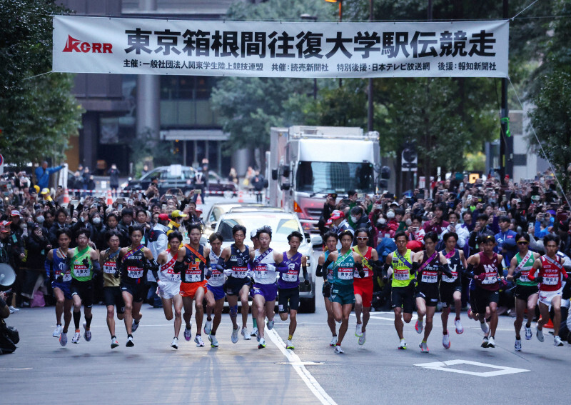 一斉にスタートする選手たち＝東京都千代田区で2025年1月2日、猪飼健史撮影