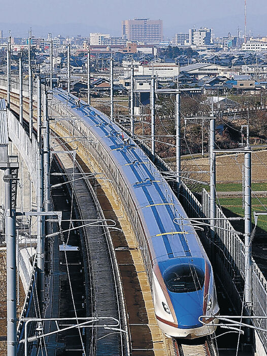 金沢―敦賀間が延伸開業し、福井市内を走行する北陸新幹線＝２０２４年３月