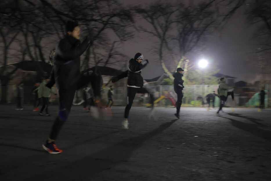 日が昇る前の公園で来年の箱根駅伝に向けて始動した青学大の選手たち（カメラ・山崎　賢人）