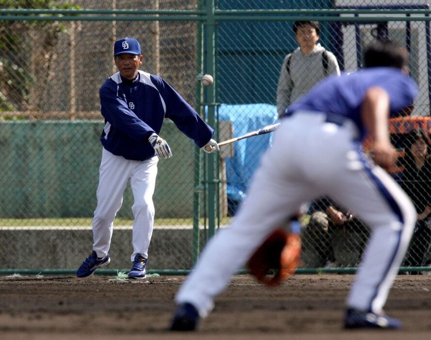 沖縄キャンプで森野にノックする落合監督＝2007年