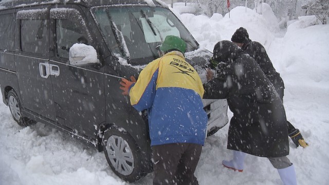 市内ではいたる場所で車がスタックしている（2日午前　青森市）