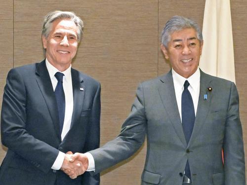 握手するブリンケン米国務長官（左）と岩屋外相（７日、東京都千代田区で）＝代表撮影