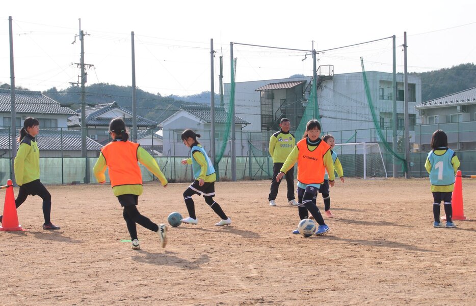 コーンを使って練習する女子選手ら（京都府南丹市園部町・京都聖カタリナ高校）