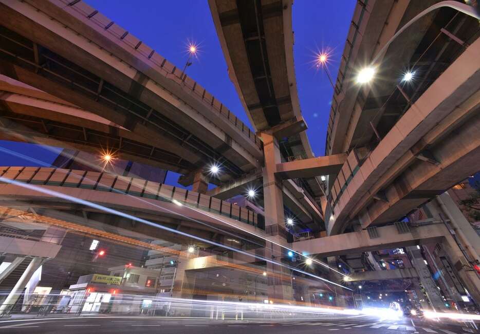 首都高速道路が交差する東京都中央区の箱崎ジャンクション。無数に枝分かれした先に、何があるのだろうか（三尾郁恵撮影）