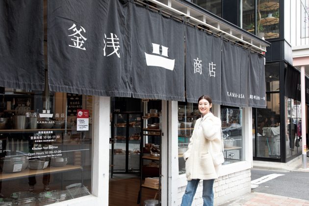 ともさかさんが料理道具を求めてよく足を運ぶ『釜浅商店』は、明治41年に創業。「見ていると、いろいろと欲しくなるんですよね。プロの料理人から長く愛されてきた料理道具の数々は、さすがの使いやすさ。ひとり暮らしを始めた息子へのプレゼントもここで選びました」...