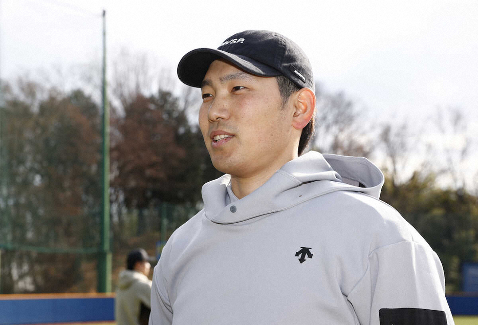 ＜巨人・門脇、ロッテ・石川柊、ヤクルト・小川、日ハム・田中正自主トレ＞囲み取材に応じる石川柊（撮影・五島　佑一郎）